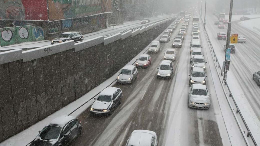 Транспортен хаос в София заради пролетния сняг