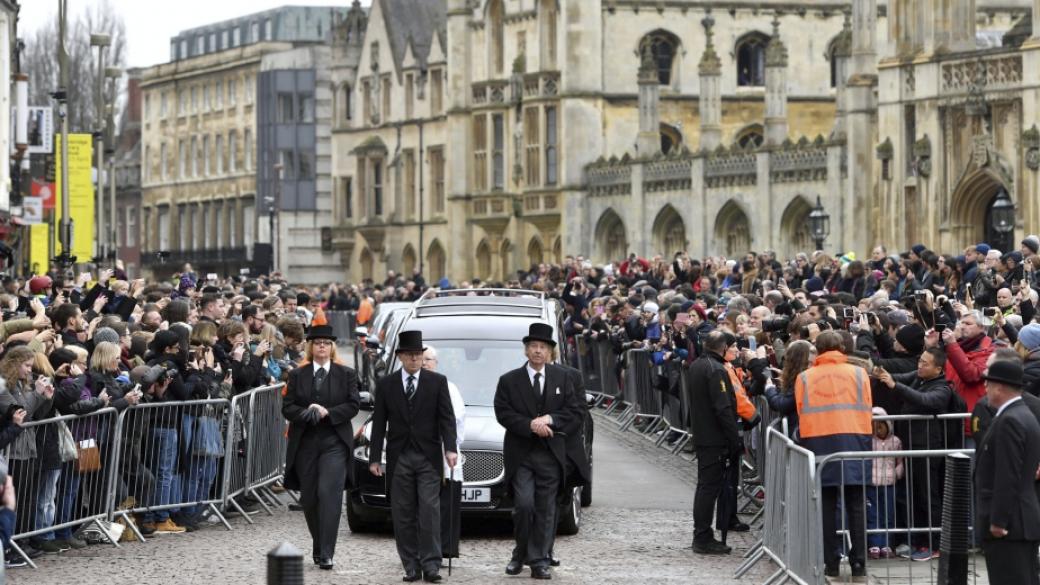 Хиляди хора изпратиха Стивън Хокинг в Кеймбридж