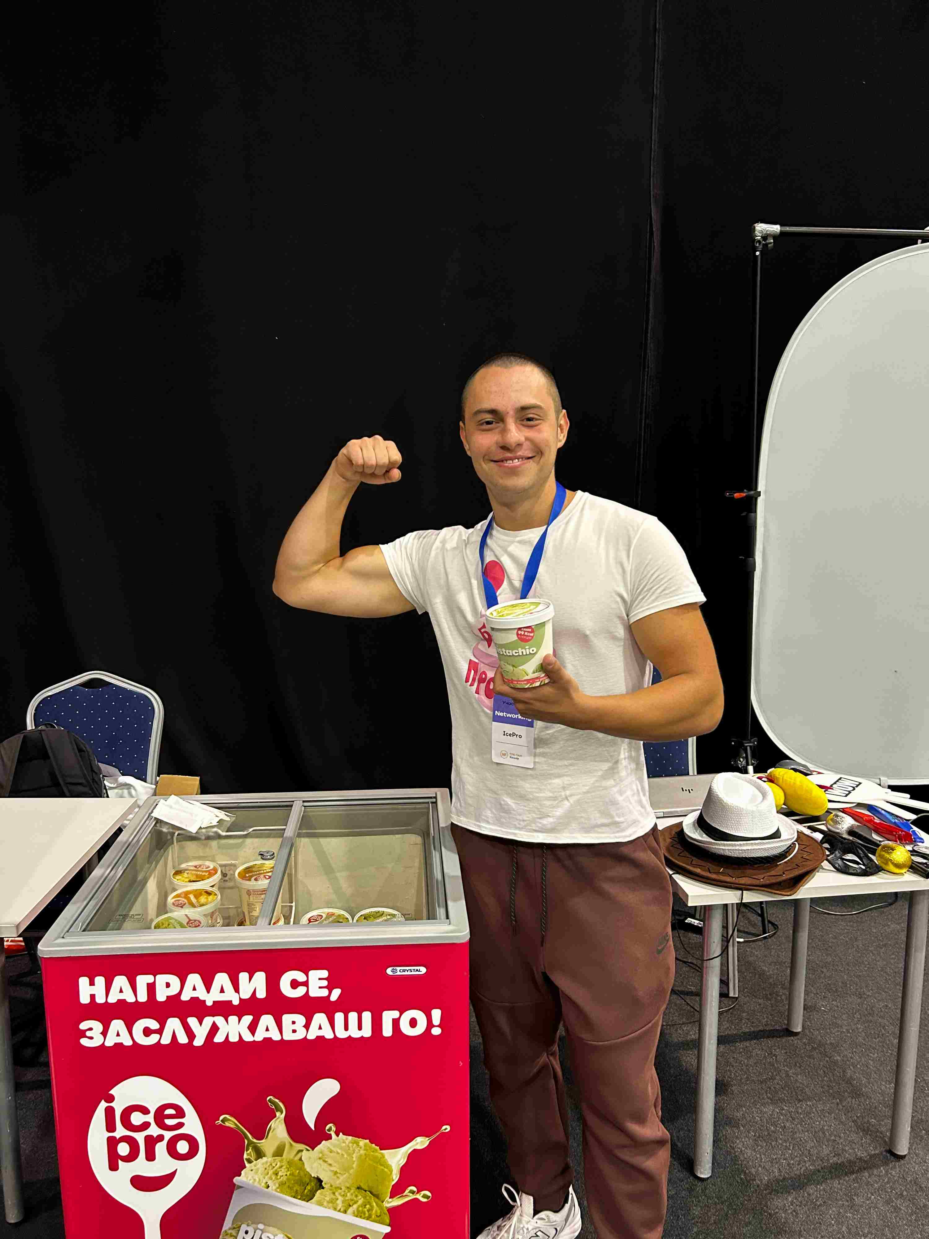 Александър Паунов позира със сладоледа на Ice Pro