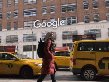 Alphabet сваля цените за реклама, а разходите ѝ растат