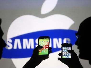 Русия подозира Apple и Samsung, че умишлено намаляват производителността на смартфоните