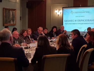 Ректорът на УНСС иска обвързване на студентските такси със задължителна работа