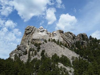 Милионер иска да купи планина, за да издълбае на нея лика си