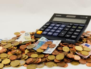 Европарламентът премахна скъпите банкови такси в ЕС