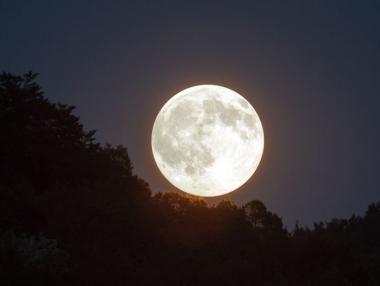 Най-ярката суперлуна на годината ще блесне утре вечер