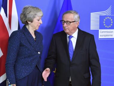 Мей прави решаващ опит да избегне „твърд Brexit”