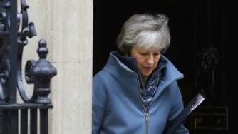 Трима депутати на Мей напуснаха партията ѝ