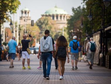 Младите хора в България намаляват с около 40 000 на година