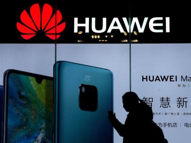 Huawei краде пазарен дял от Samsung и Apple заради скъпите им телефони