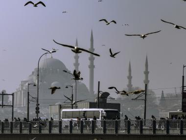 Турците масово обменят спестяванията си в долари и евро