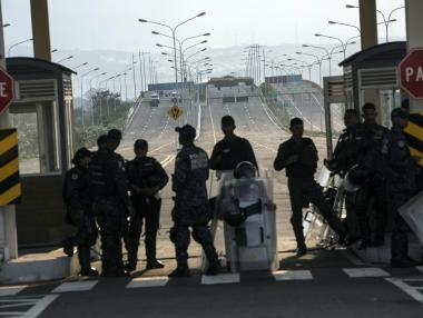 Венецуела затваря границата с Колумбия, след като Гуайдо я премина