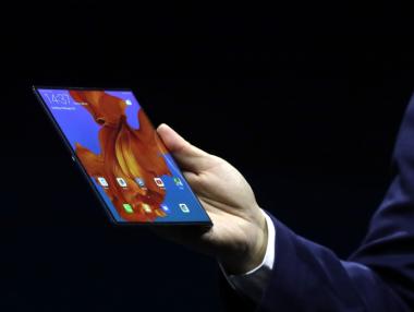 Huawei представи своя сгъващ се 5G смартфон