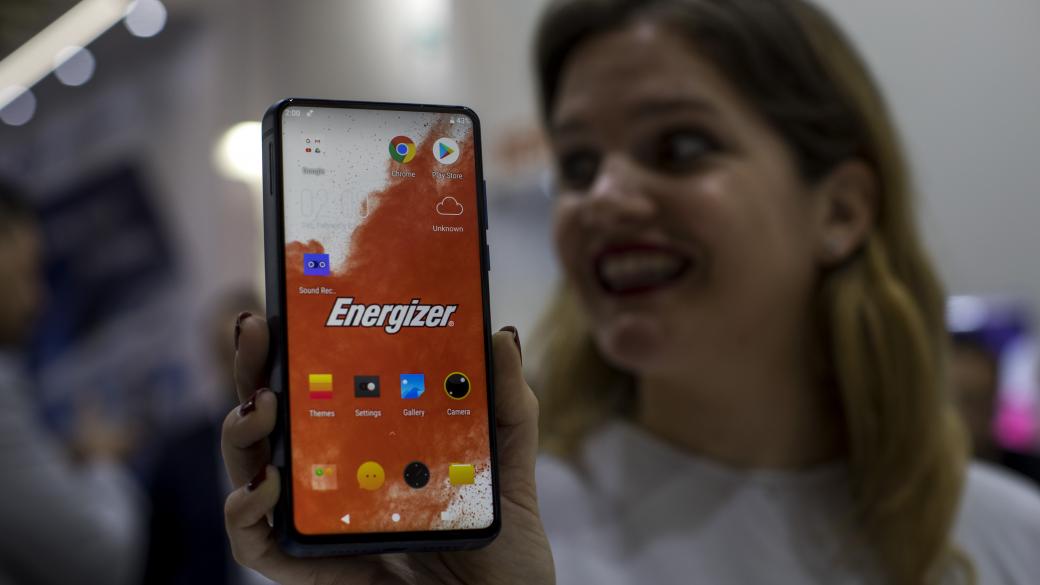 Компания представи телефон с огромна батерия за 3-дневен разговор