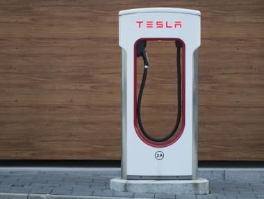 Tesla представи ново поколение Supercharger