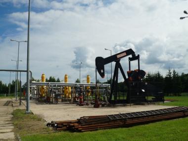 Цените на петрола падат с над 1%