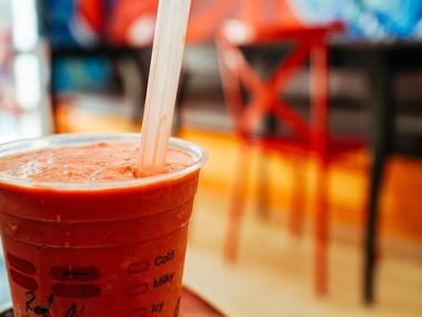 Ядлива сламка от водорасли скоро може да замени пластмасовите