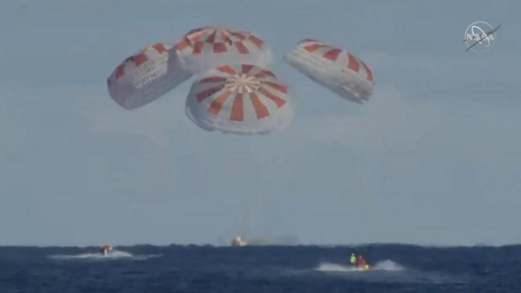 Капсулата Crew Dragon на SpaceX се върна на Земята след исторически полет