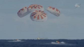 Капсулата Crew Dragon на SpaceX се върна на Земята след исторически полет