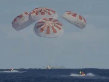 Капсулата Crew Dragon на SpaceX се върна на Земята след исторически полет