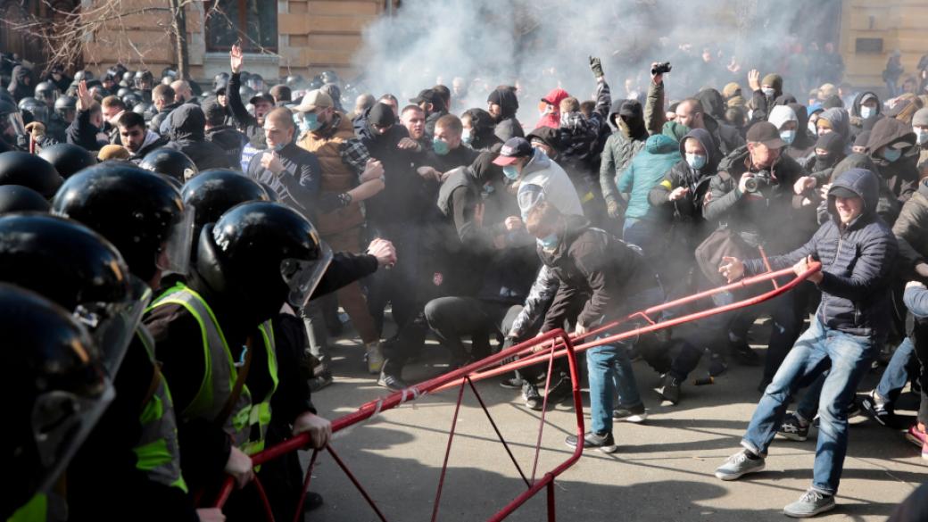 Крайнодесни демонстранти раниха 15 полицаи в Украйна