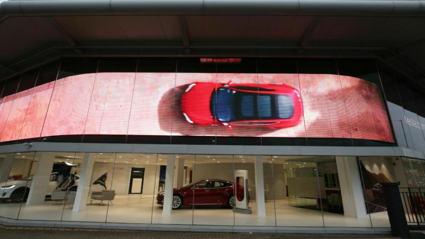 Tesla удължи срока за доставка на базовия Model 3 с един месец