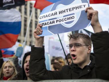 Хиляди в Русия скандираха „долу ръцете от интернет“