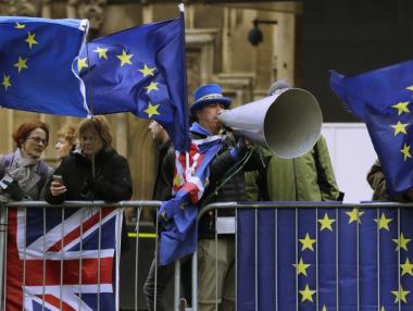 Паундът поевтинява заради критики в Лондон към Тереза Мей