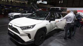 Хибридите са много по-екологични от електромобилите, твърди Toyota