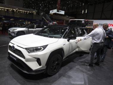 Хибридите са много по-екологични от електромобилите, твърди Toyota