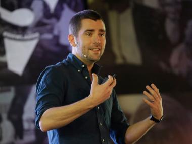 Двама топ директори напускат Facebook