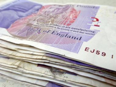 Паундът поевтинява след решението за отлагане на Brexit