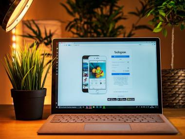 Близо 90% от българите следват инфлуенсъри във Facebook