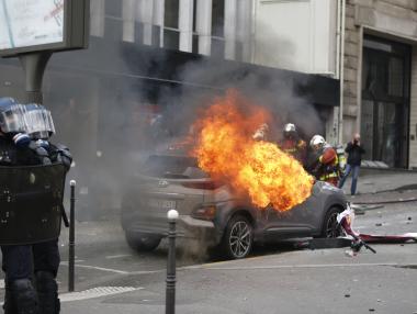 „Жълти жилетки” щурмуваха магазини по Шанз-Елизе в Париж