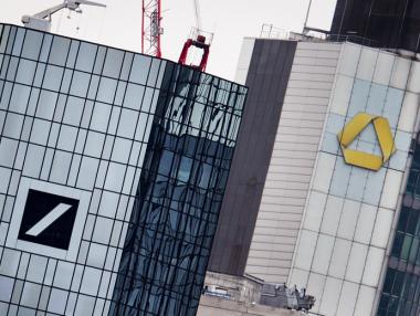 Сливането на Deutsche и Commerzbank заплашва 30 000 работни места
