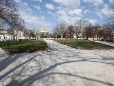 Седмица ще отнеме ремонтът на ремонта на градинката до парламента