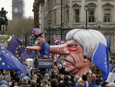 Министри на Тереза Мей искат нейното премахване