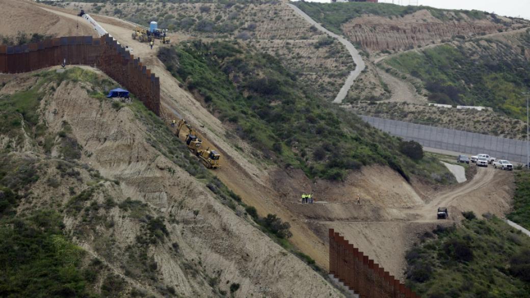 Пентагонът отпусна $1 млрд. за стената с Мексико
