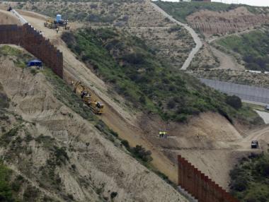 Пентагонът отпусна $1 млрд. за стената с Мексико