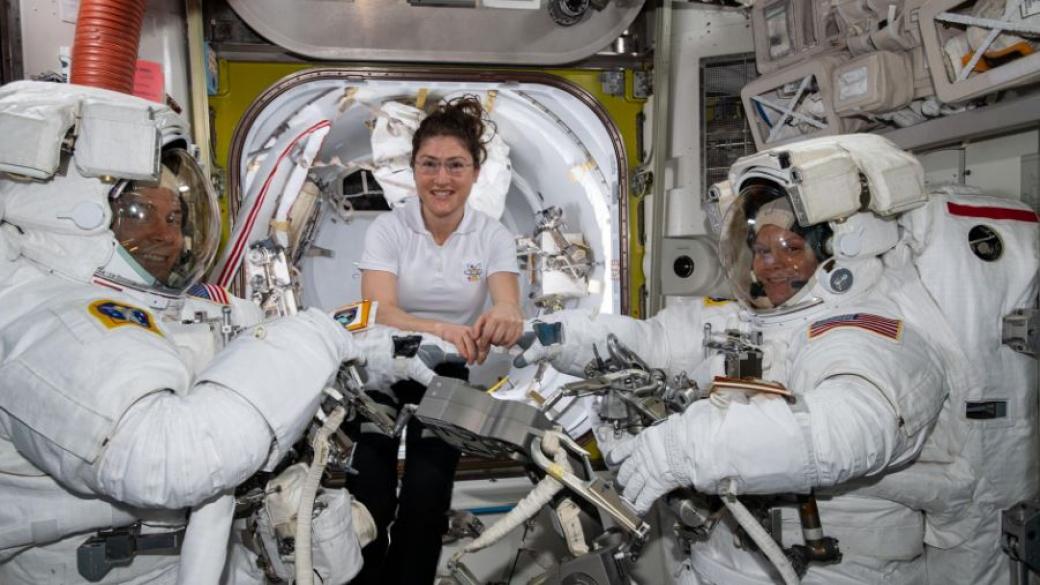 НАСА отмени историческа женска мисия заради липса на дамски скафандри