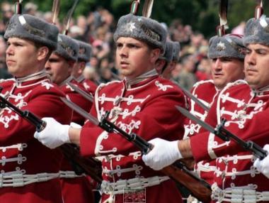 Търсят се 64-ма души за гвардейските части