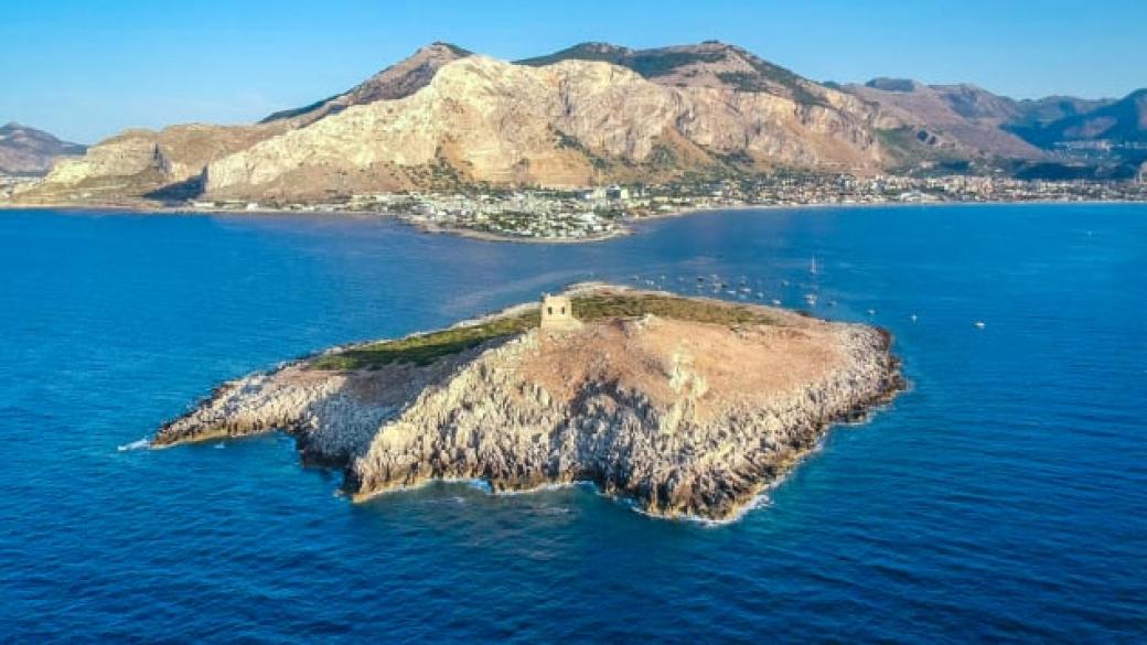 Продава се малък сицилиански остров