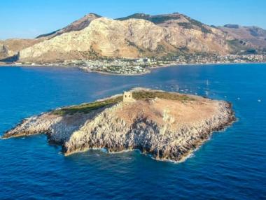 Продава се малък сицилиански остров