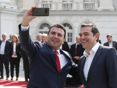 Селфи запечата историческото посещение на Ципрас в Скопие