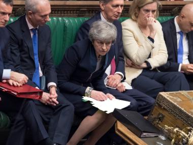 Депутатите в Лондон погазиха надеждите на Мей за „твърд Brexit“
