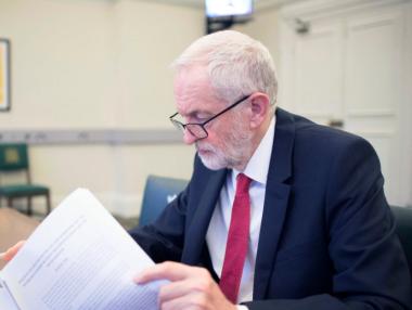 Лейбъристки депутати призовават лидера си да се разбере с Мей