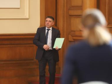 Депутатите смениха Цецка Цачева с Данаил Кирилов за правосъден министър