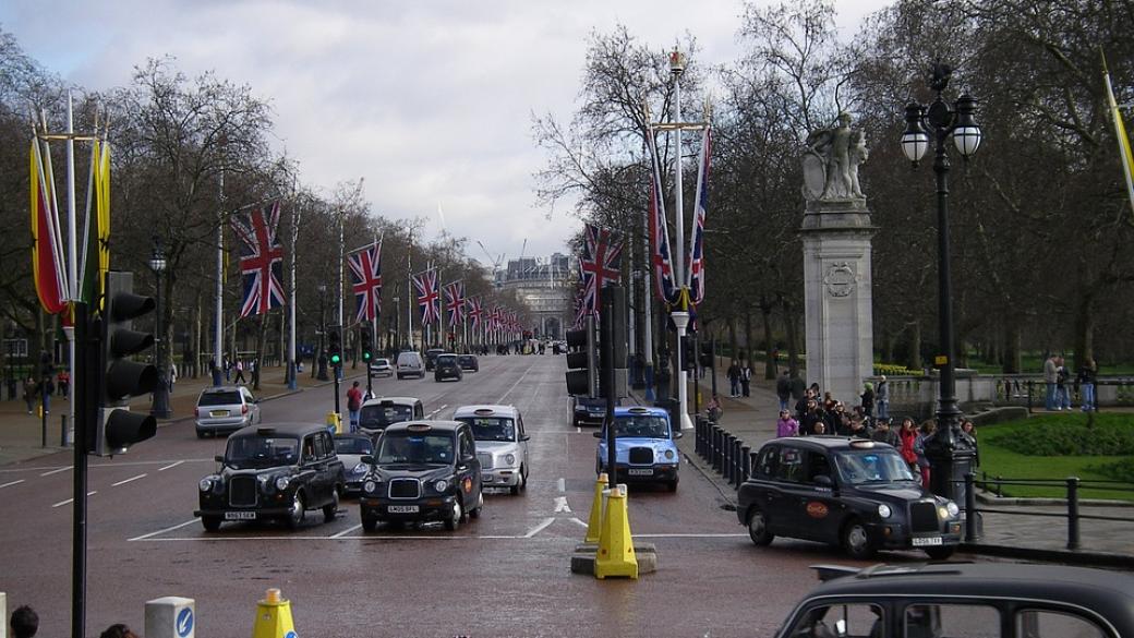 Лондон увеличава таксите за стари и замърсяващи коли