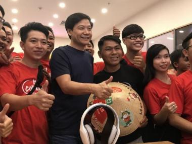 Основателят на Xiaomi получи бонус, почти колкото печалбата на компанията