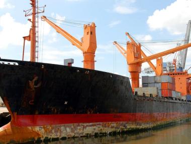 Китайският износ отчете значителен ръст през март, вносът потъва с много