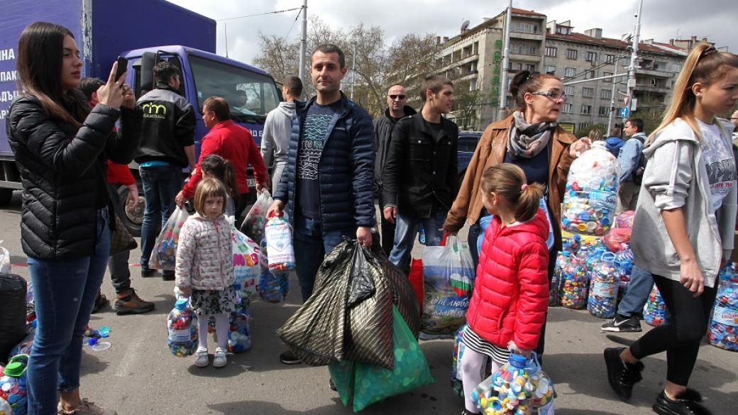 Хиляди хора дариха тонове капачки за благотворителност